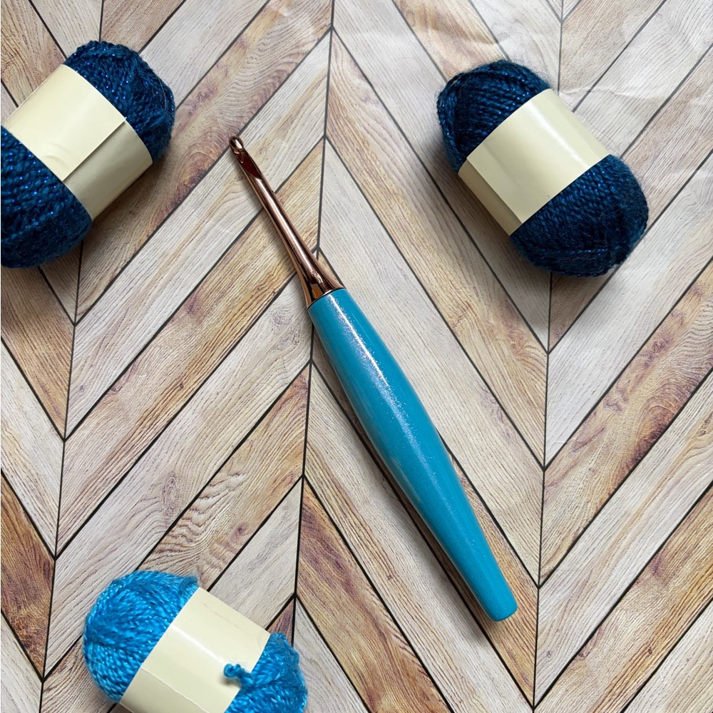 Furls Odyssey crochet hook size H 5.00mm Color Blue / Rose Gold